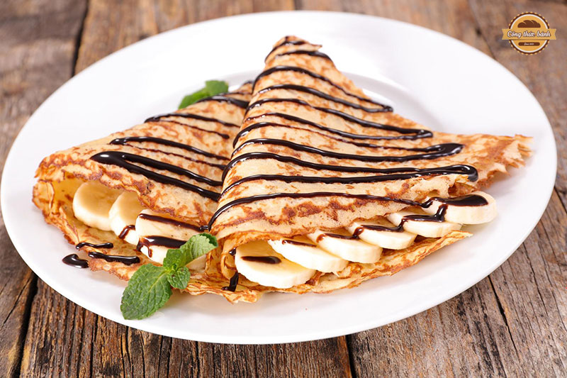 Bánh crepe chuối Thái Lan được phủ thêm lớp socola bắt mắt