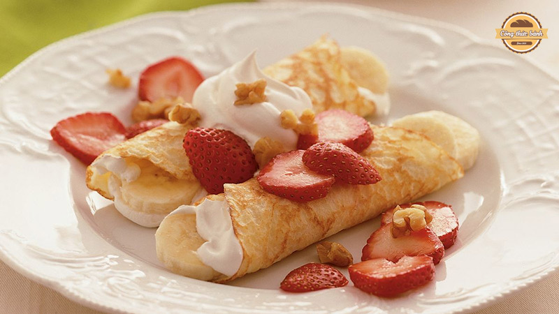 Phần bánh Crepe kem tươi ăn kèm cùng dâu tây rất ngon và hấp dẫn