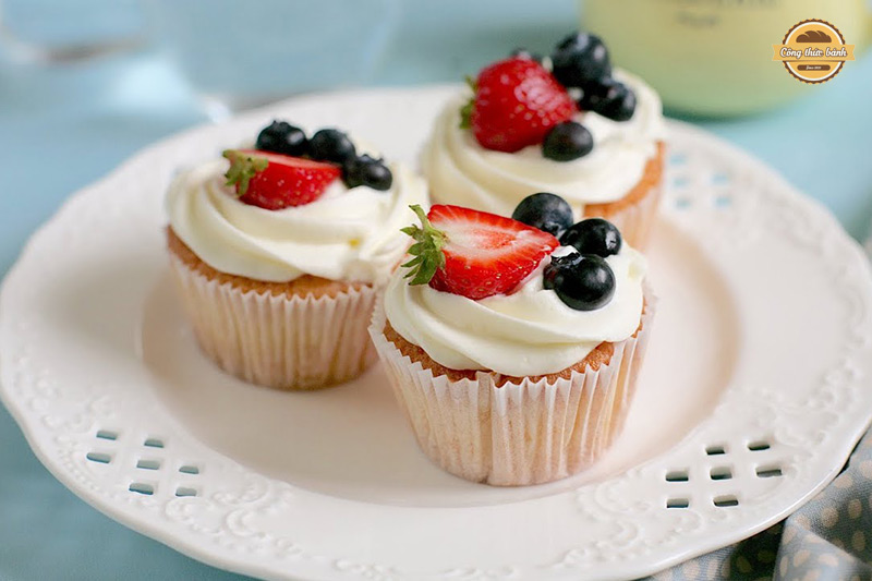 Bánh Cupcake kem Vanilla với topping hoa quả