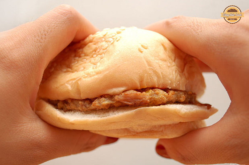 Cách cầm bánh hamburger thông thường