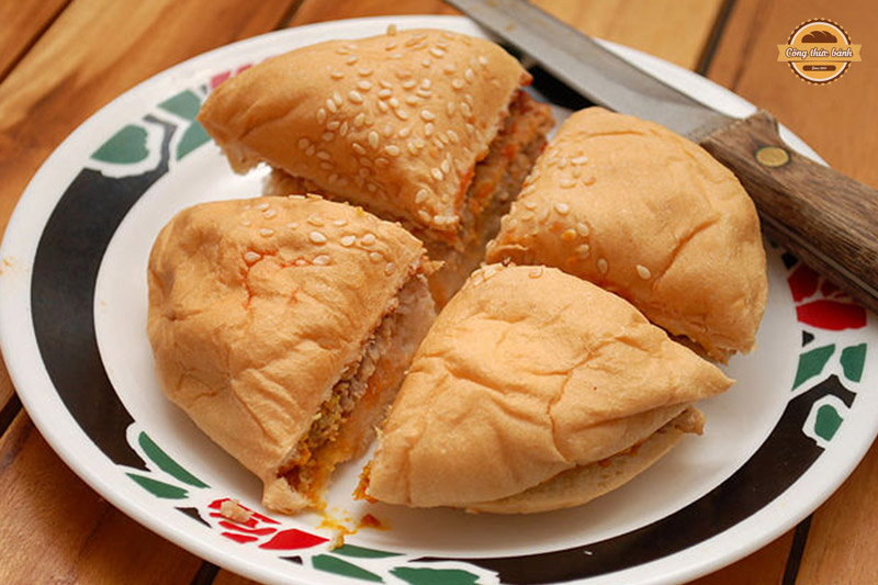 Dùng dao để chia bánh hamburger thành từng phần nhỏ