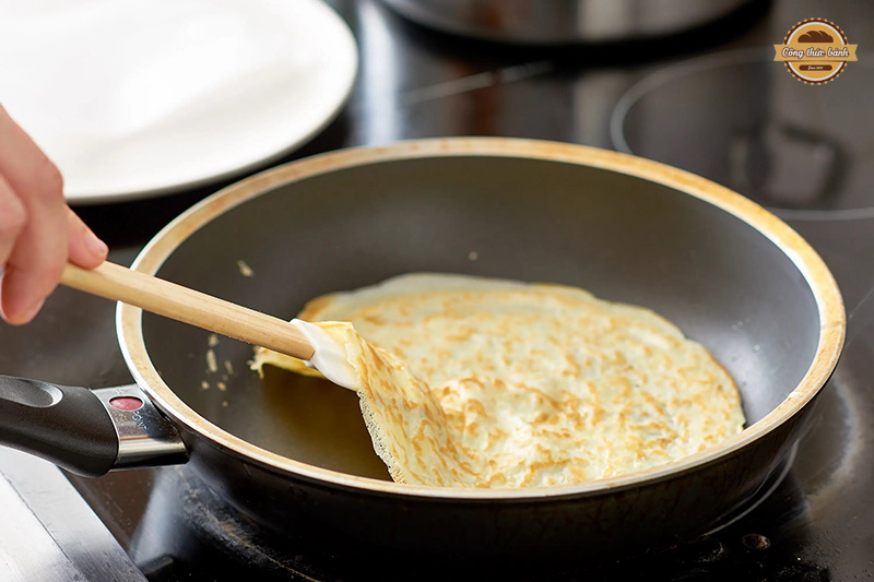 Vỏ bánh crepe được chiên vàng vô cùng hấp dẫn