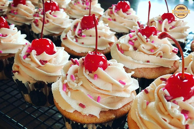 Cupcake Cherry và cốm màu