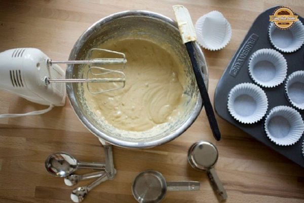 Trộn bột để làm Cupcake bằng lò vi sóng
