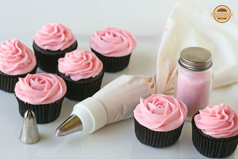 Làm bánh Cupcake không thể thiếu dụng cụ đui bắt kem trang trí