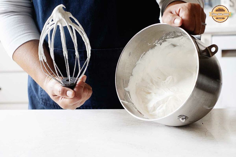 Đánh bông kem để làm bánh Mousse Cam