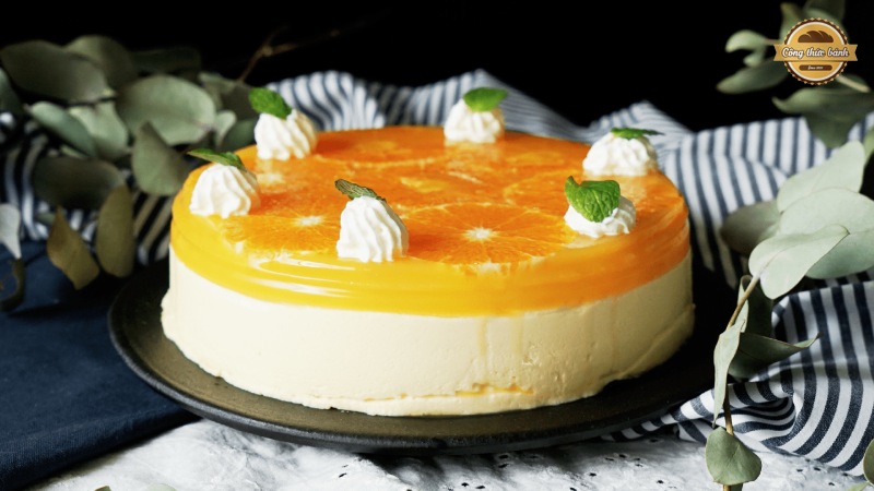 Bánh Mousse Cam trang trí bằng đui bắt kem